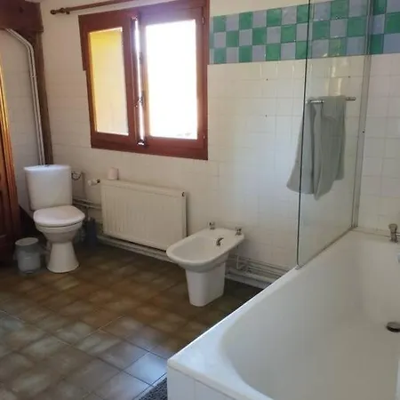 Dans Village Calme à 5 Min Des Lacs *